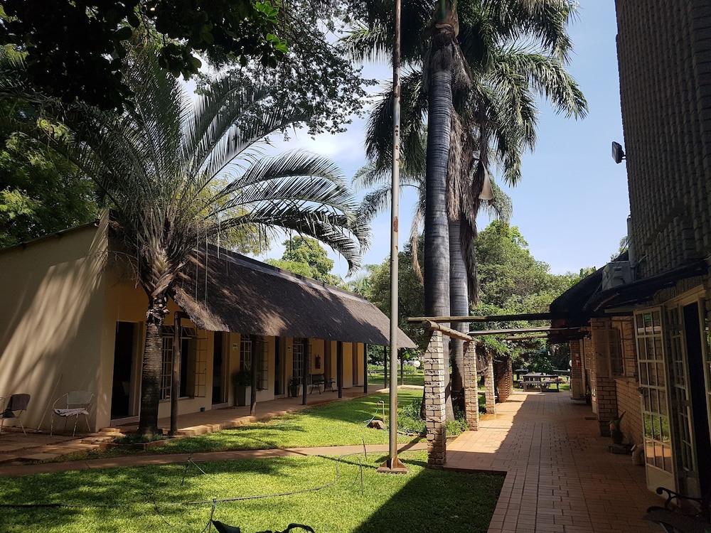 Lion's Guesthouse and The Buck&Lion restaurant 46/50