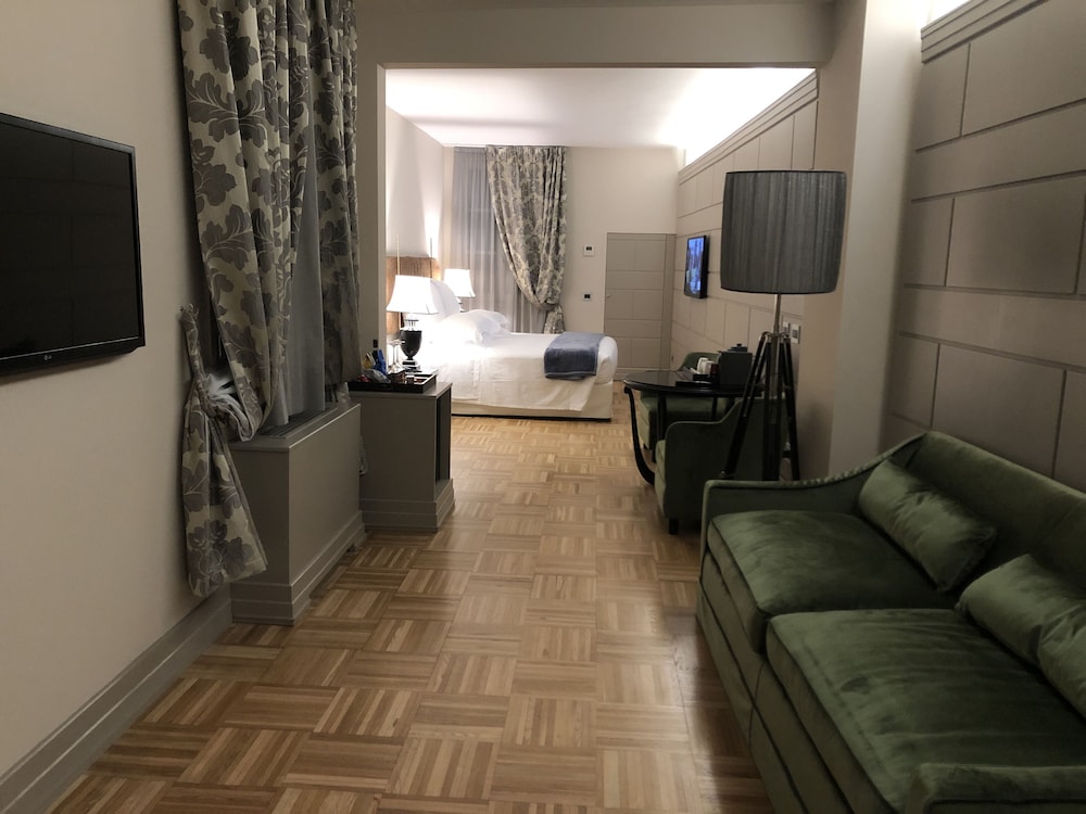 Hotel Number Nine 41/60