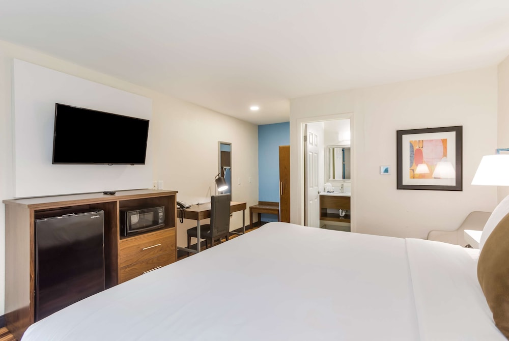 Red Lion Inn & Suites Nashville Airport 8/18