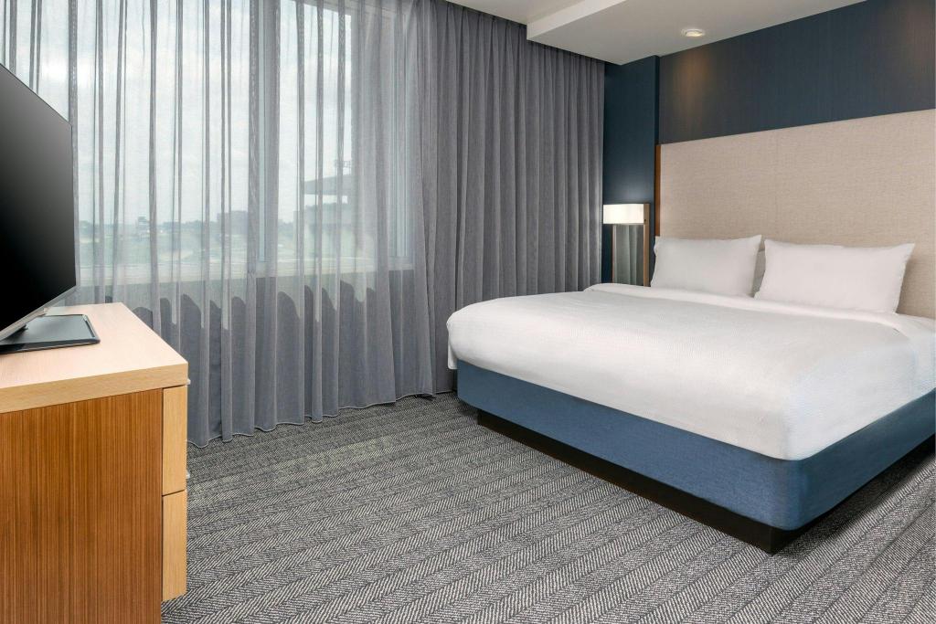 Studio, Suite, King Bed, Canal Side, Large