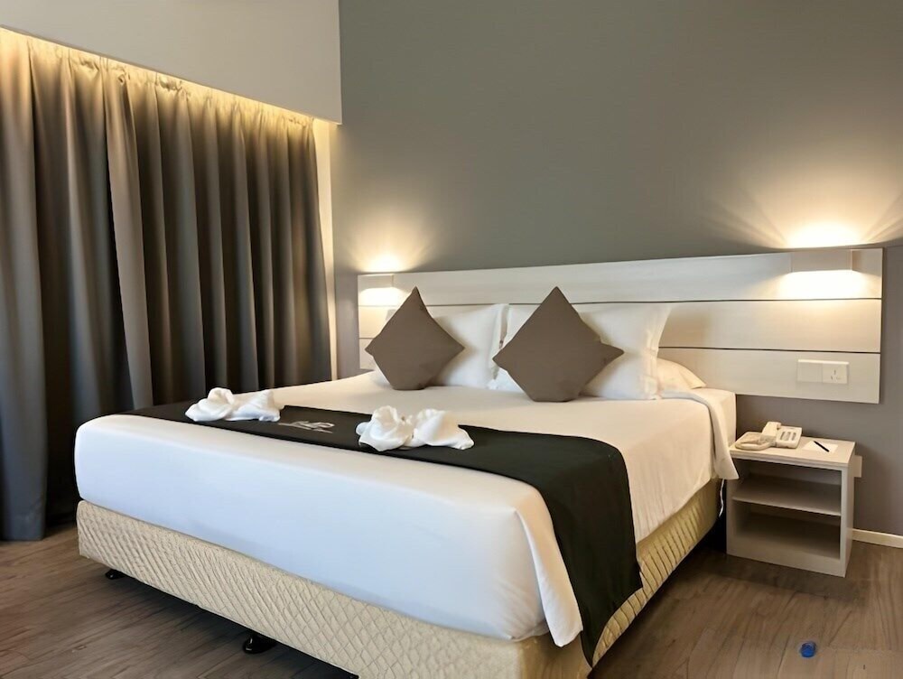 EXECUTIVE, KING BED