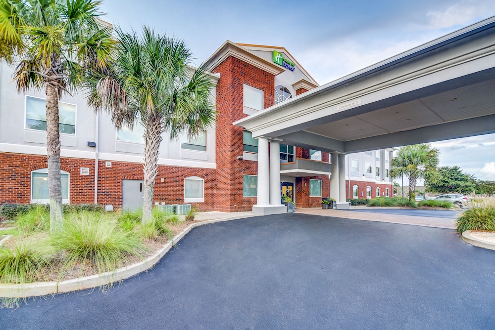Holiday Inn Express Hotel And Suites Foley 70/75