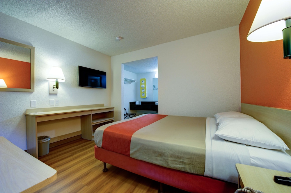 DELUXE, QUEEN BED, SMOKING