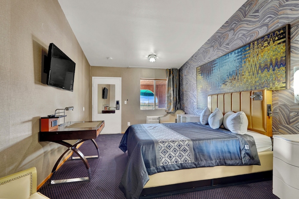 STANDARD, QUEEN BED