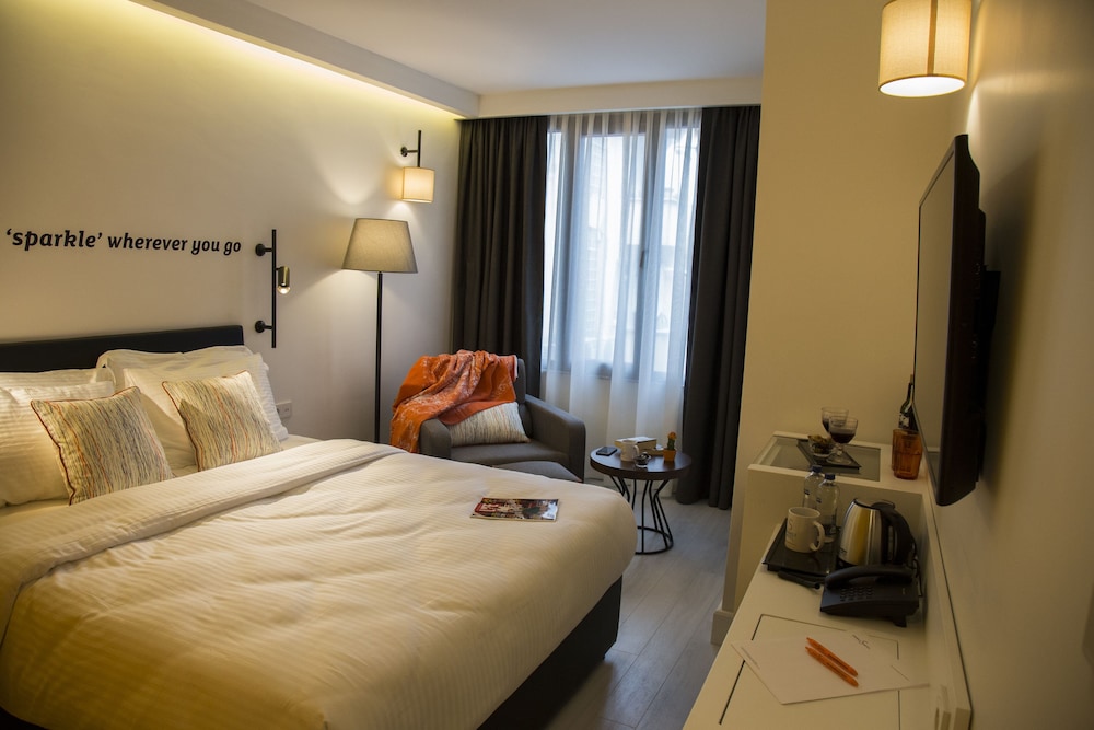 STANDARD, QUEEN BED