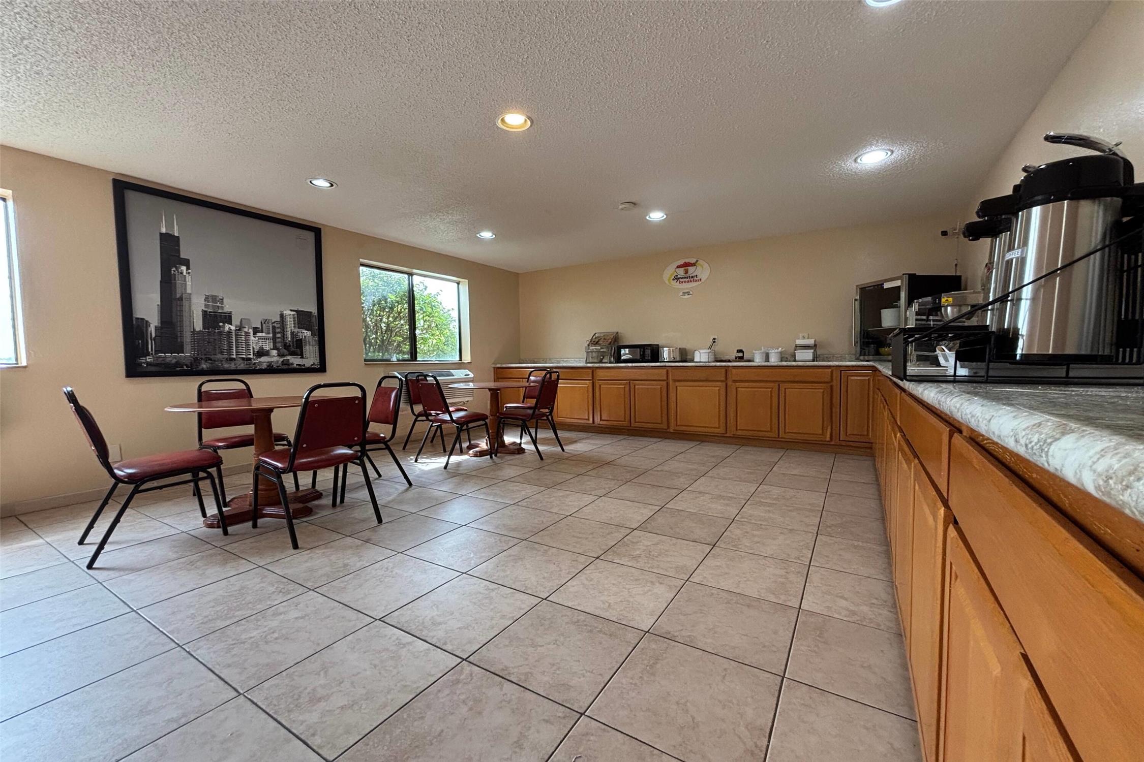 Super 8 by Wyndham Pontiac 19/25