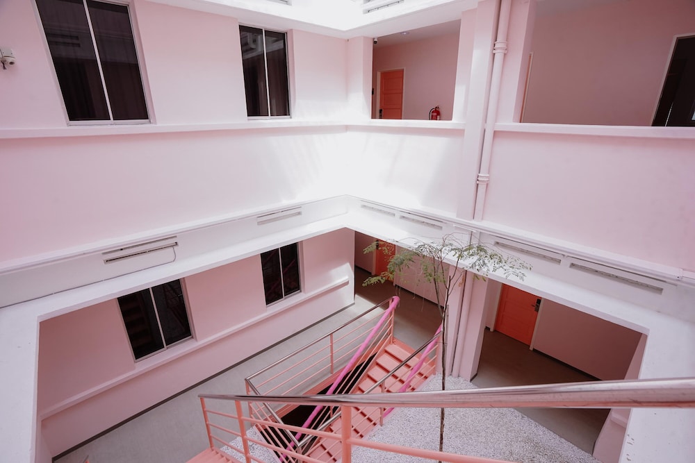 Pink Cabana Hotel 7/78