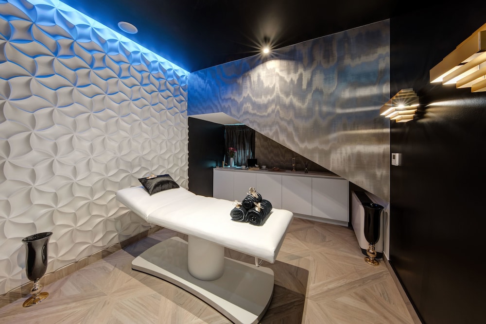 All Suites Hotel Posh 33/65
