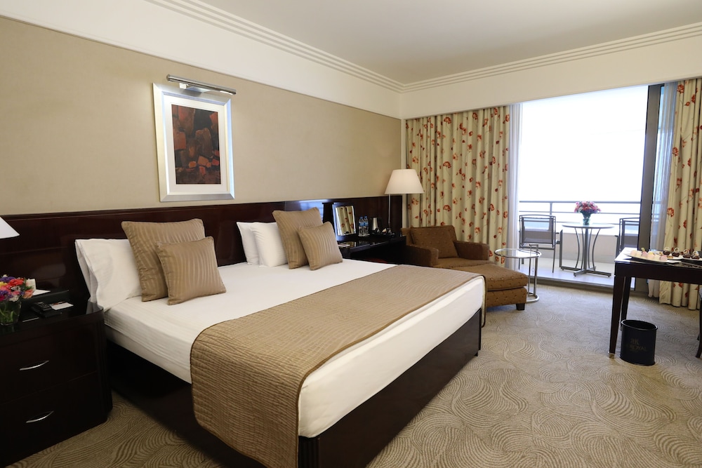 DELUXE, KING BED