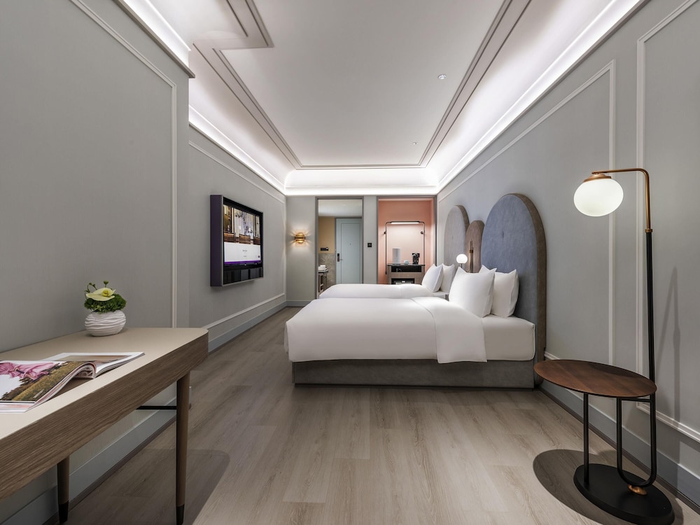 DELUXE, KING BED
