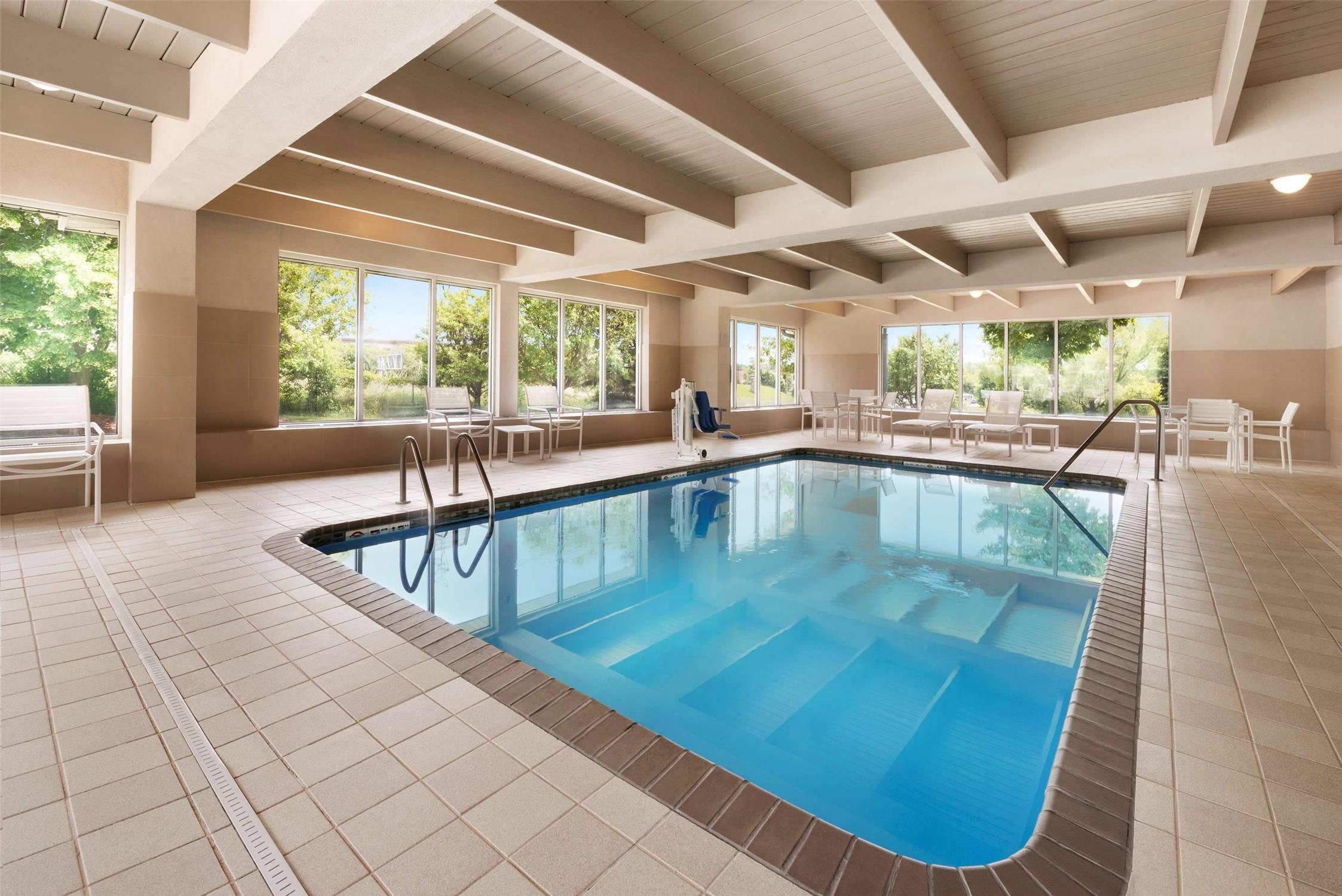 Country Inn and Suites By Radisson Minneapolis West, MN 15/22