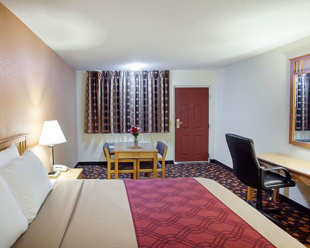 Standard, King Bed, Bathtub