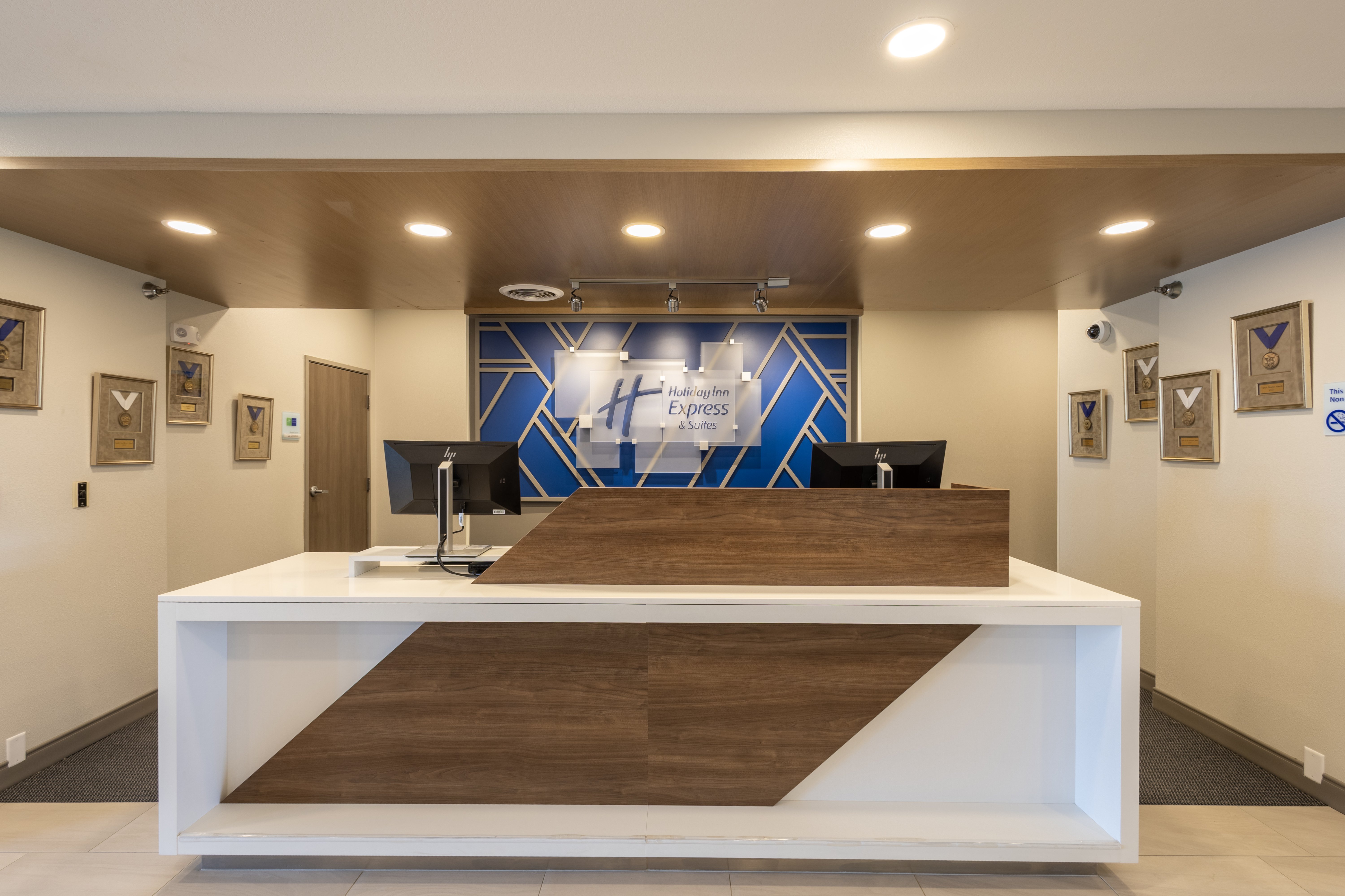 Holiday Inn Express Suites Sioux Center 7/68