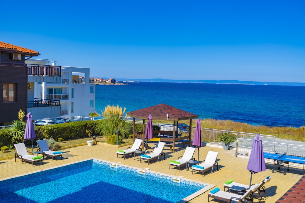 Selena Beach Hotel 66/68