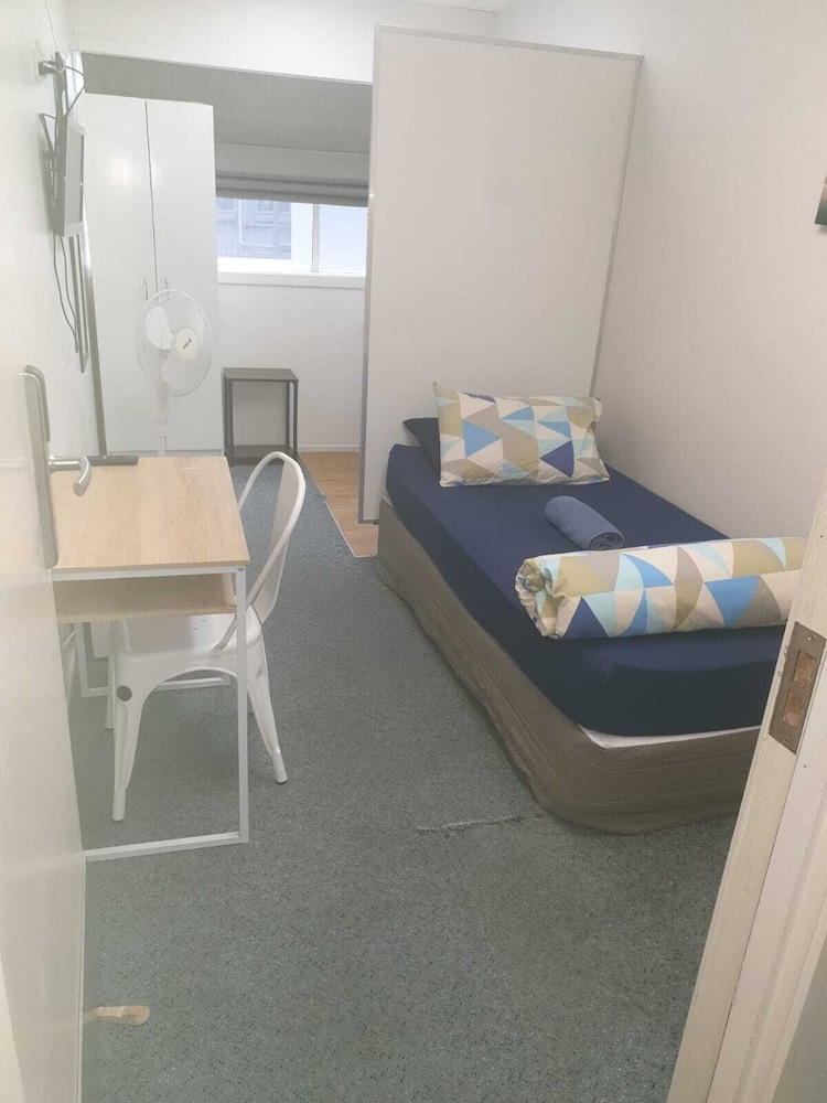 Backpackers Central Hamilton 12/34