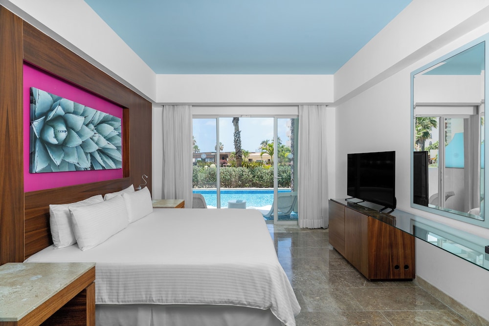 ALTITUDE, SWIM OUT, JUNIOR SUITE, KING BED, GARDEN VIEW