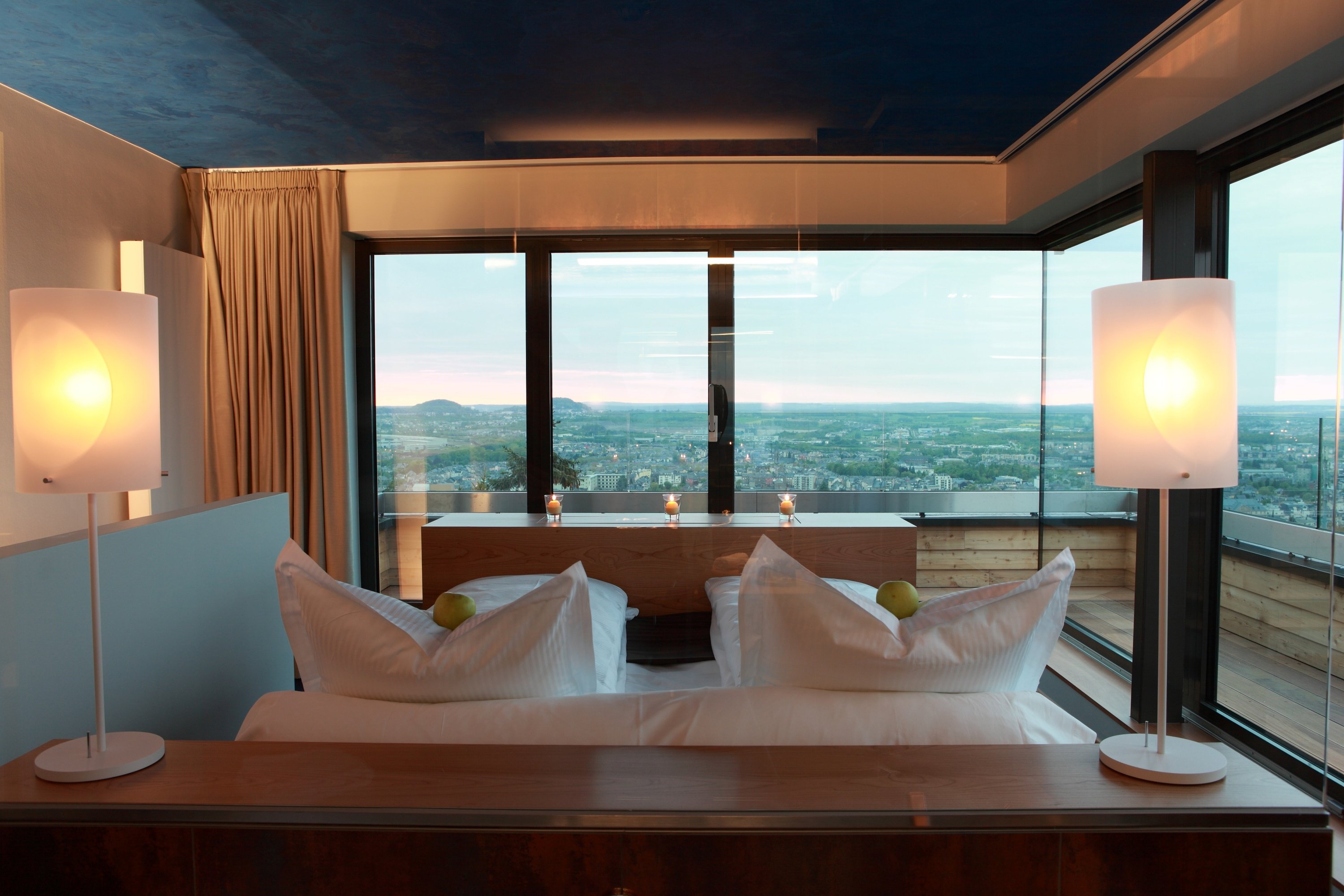 THE SEVEN HOTEL 32/48