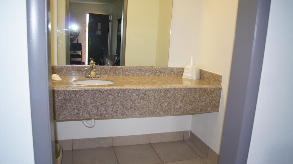 Executive Inn 5/36