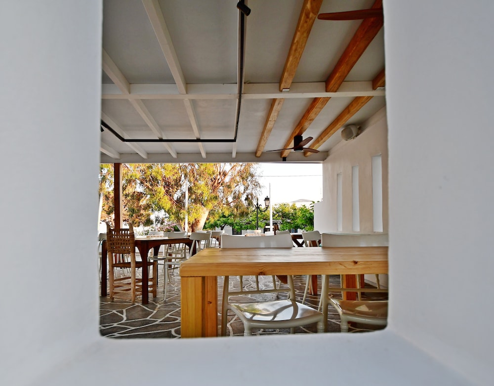 Smaragdi Hotel 45/56