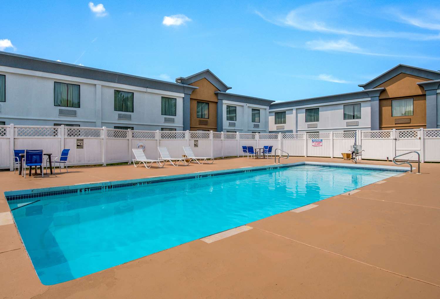 Econo Lodge Inn & Suites Chambersburg Central 4/27