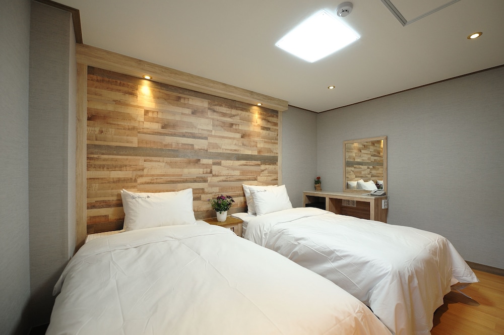 COMFORT, TWIN BEDS