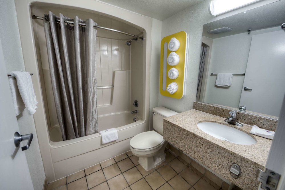 Motel6 Branford, CT - New Haven 30/58