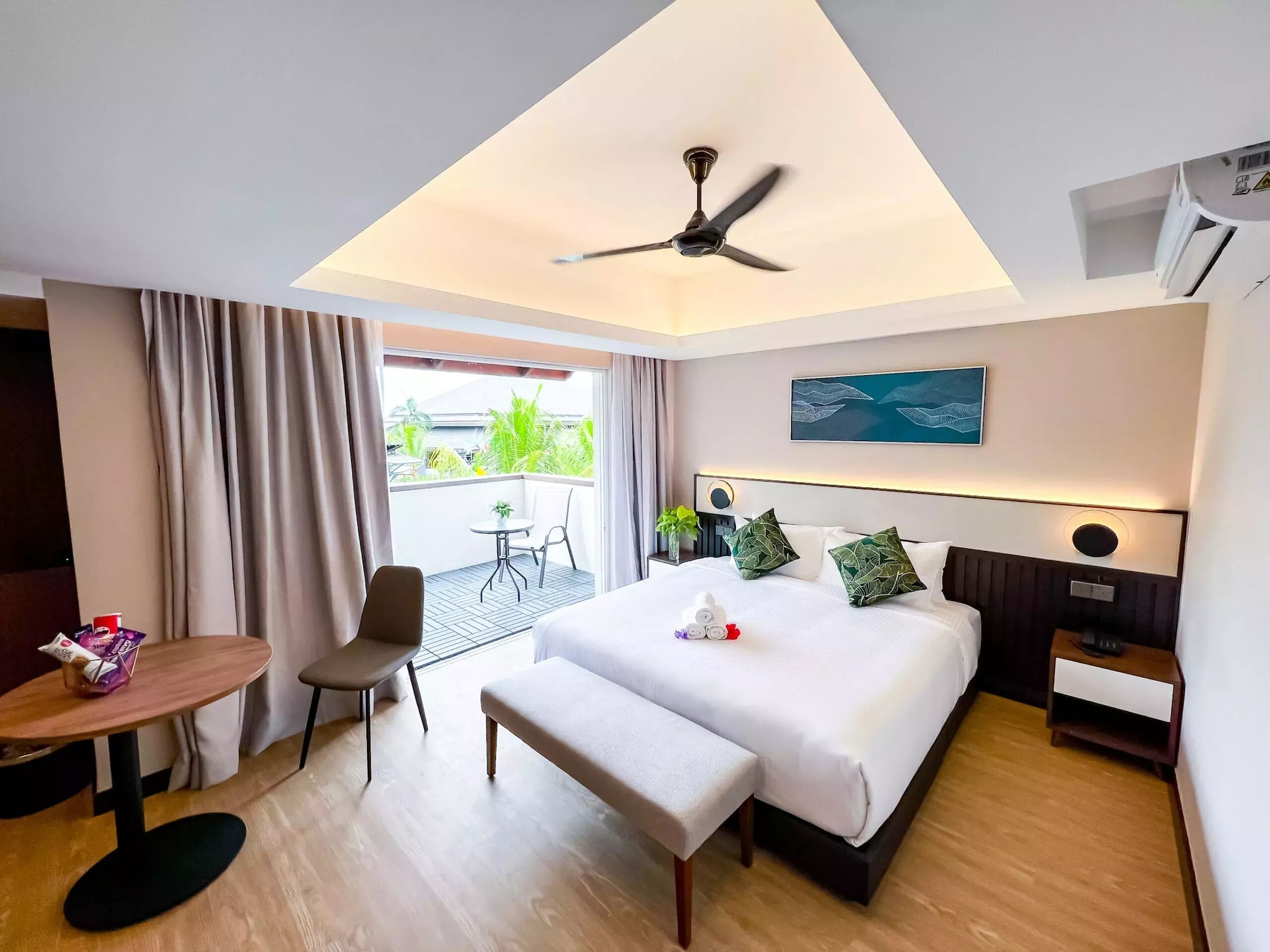 EXECUTIVE, KING BED