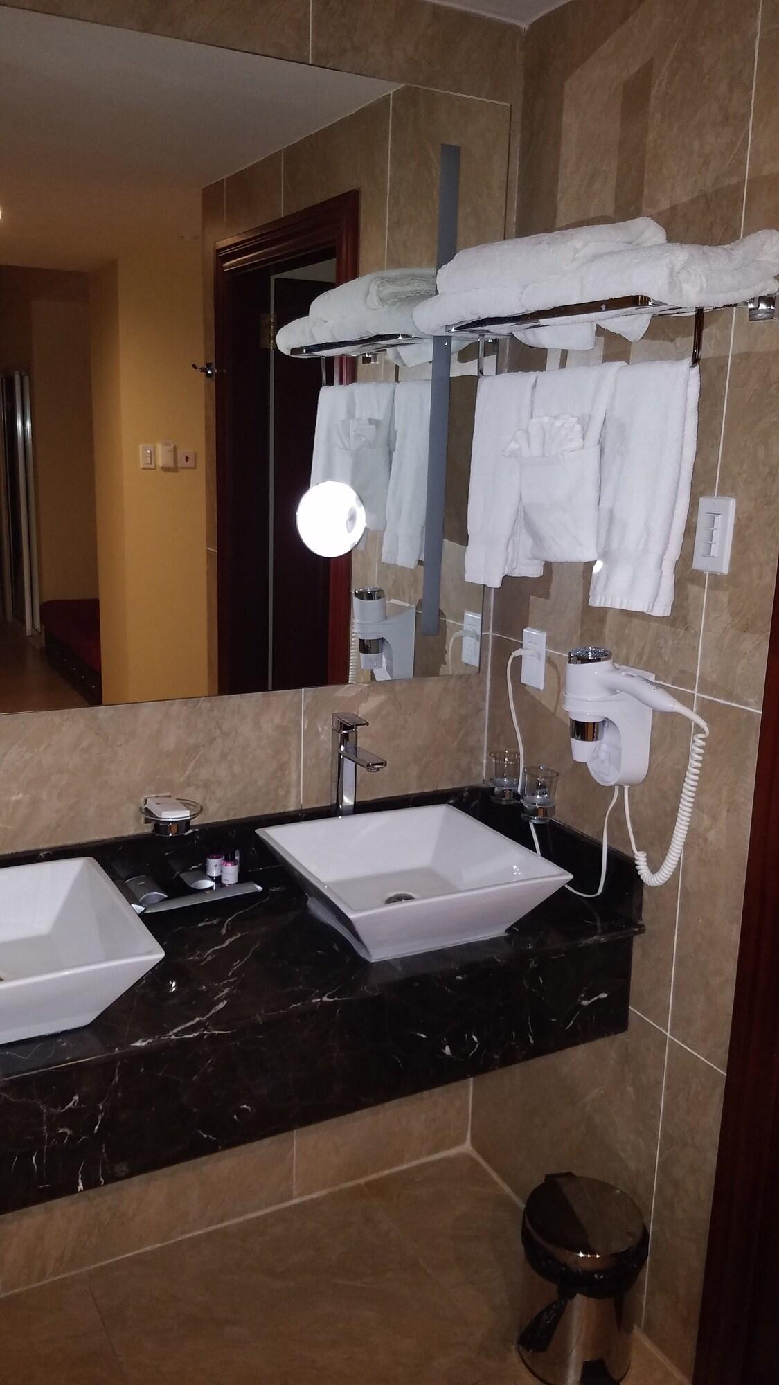 suite, multiple beds, smoking 5/5