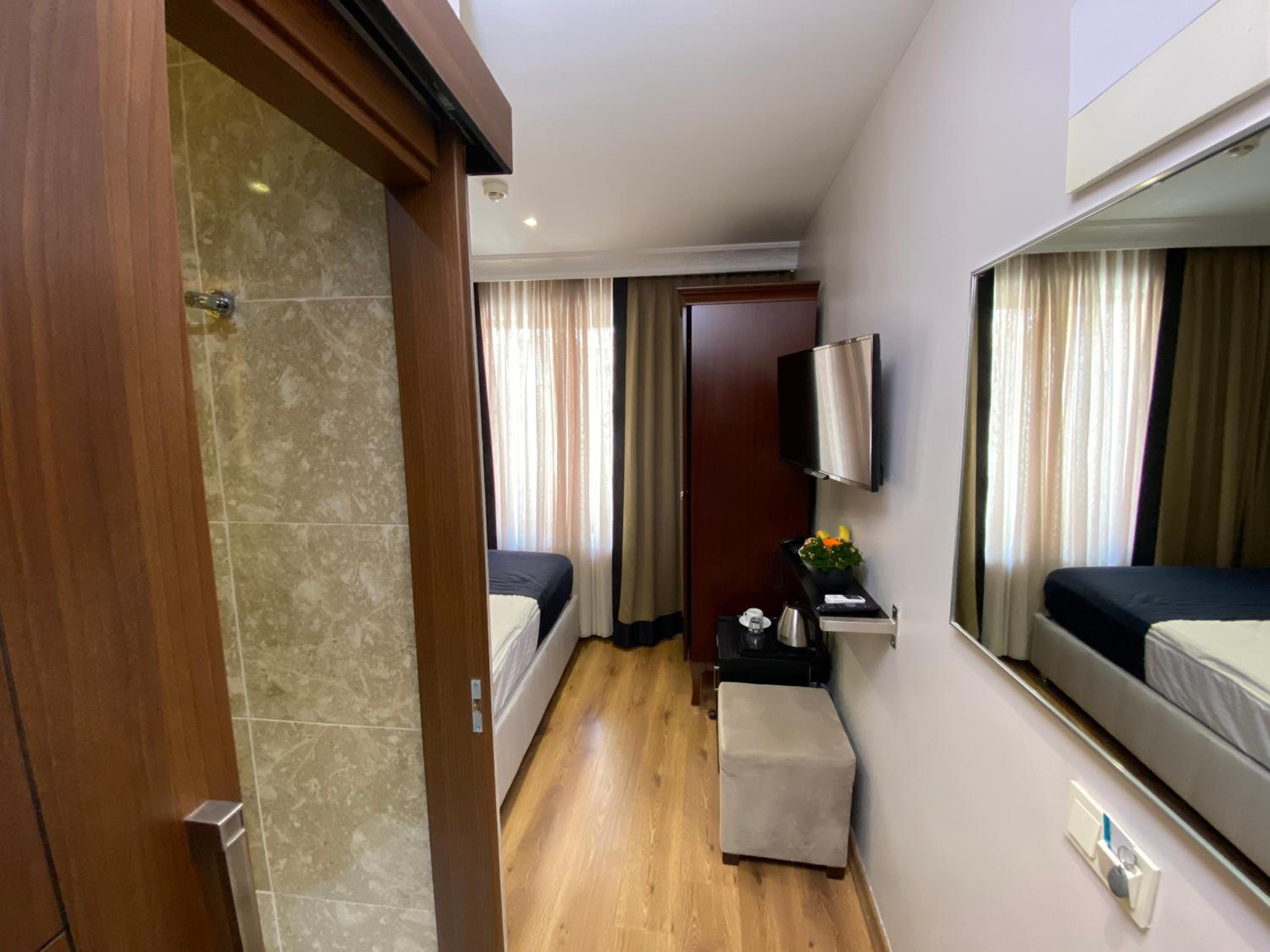 غرفة ديلوكس مفردة، Four Doors Hotel 2/5