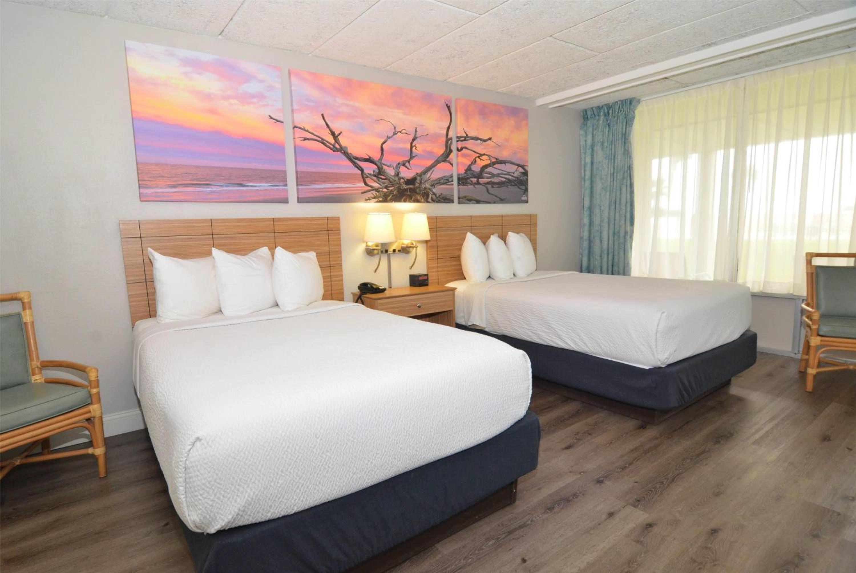 غرفة بسريرين مزدوجين بإطلالة جزئية على البحر، Days Inn & Suites By Wyndham Jekyll Island 4/10