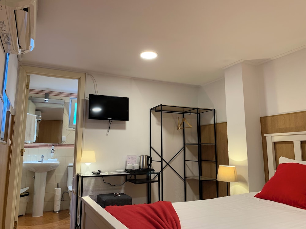 غرفة بسرير مزدوج بحمام خاص في الطابق الأرضي، Discovery Apartment Benfica 2/6