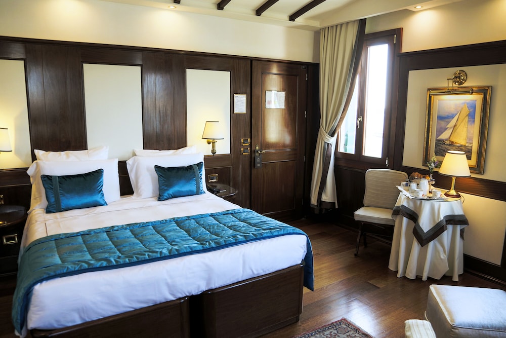 PREMIUM, DOUBLE OR TWIN BED, LAGOON VIEW