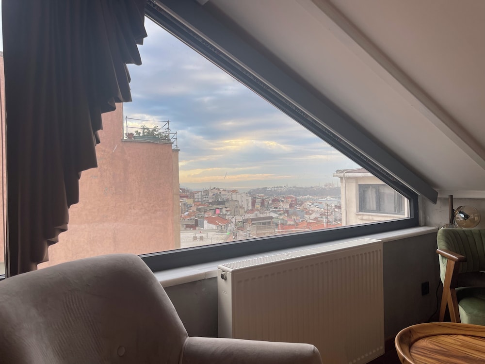 Aleksandr Pera Hotel 36/50