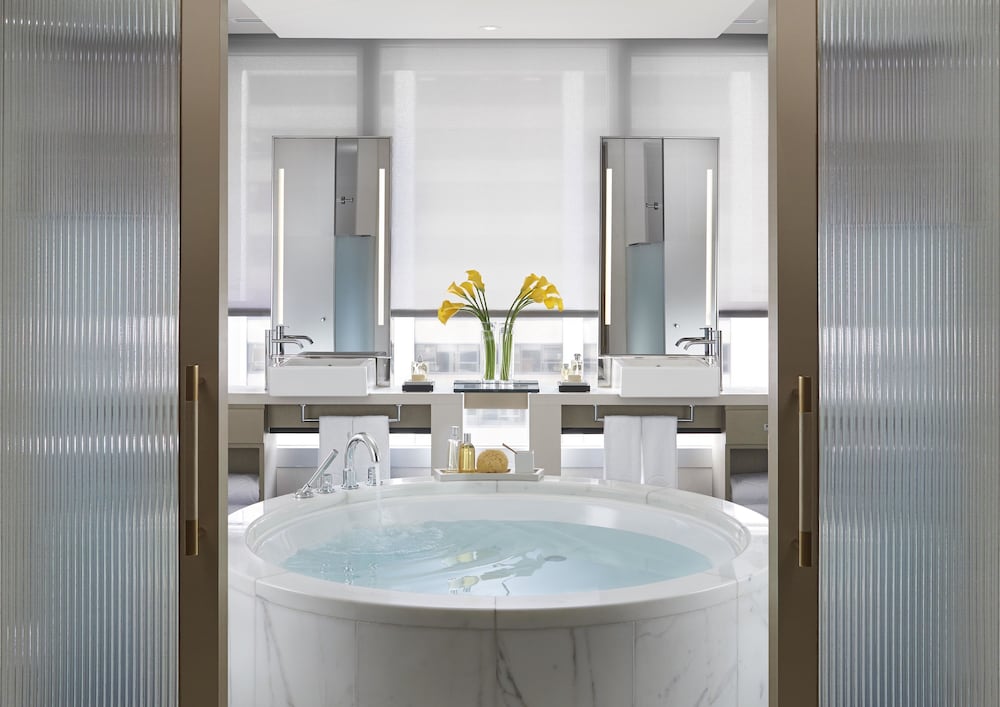 Mandarin Oriental The Landmark, Hong Kong 66/75