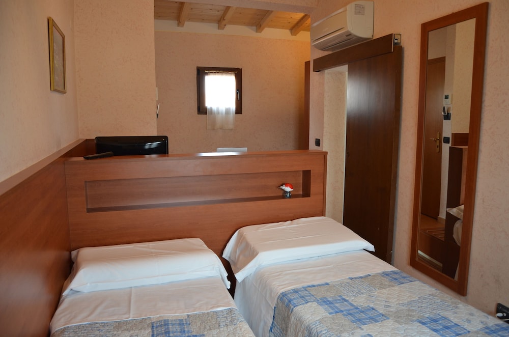 ECONOMY, TWIN BEDS