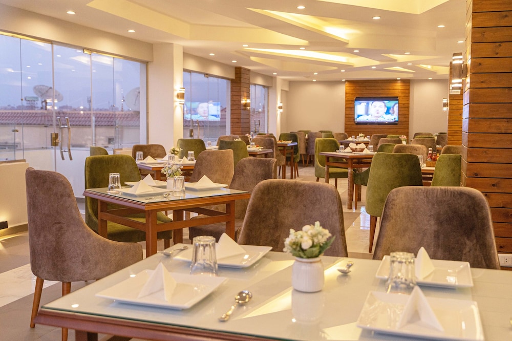Nine Pyramids View Hotel 40/50