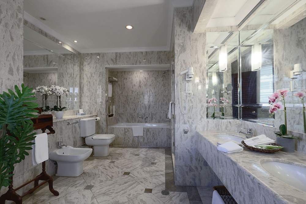 The Jesselton Hotel 10/50
