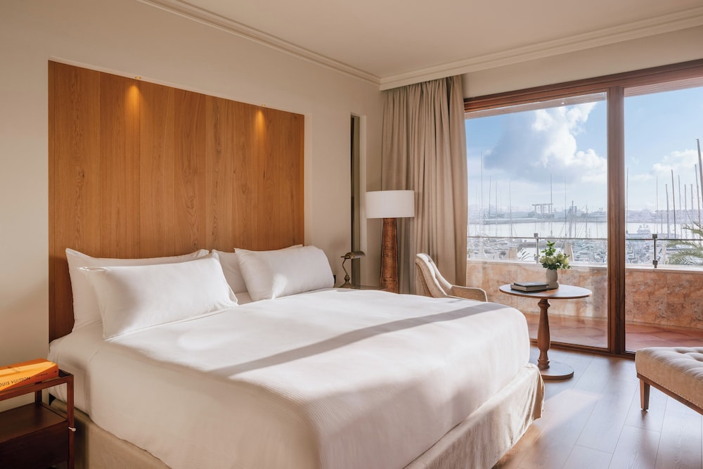 Supreme, King Bed, Sea and Cathedral View