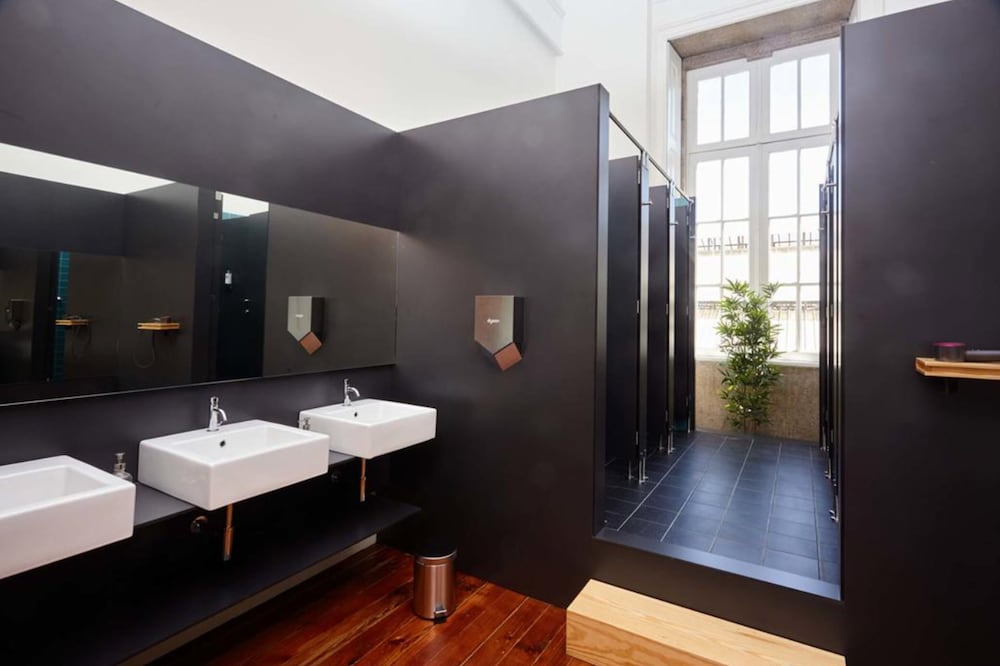 FAMILY, SHARED BATHROOM