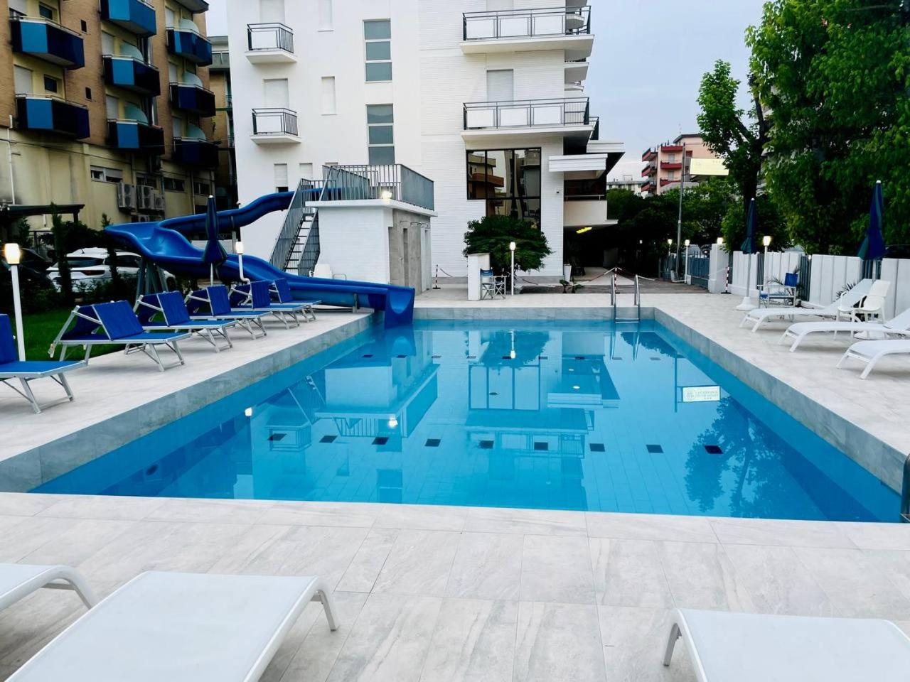 Club Hotel Residence 6/30