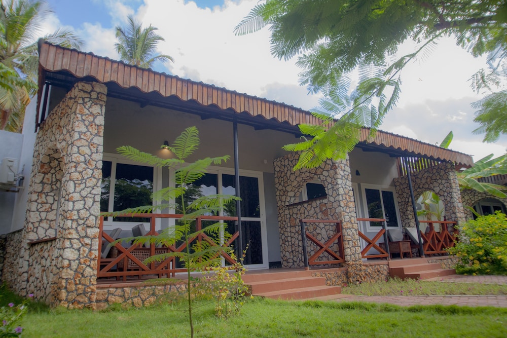 Perfect Home Two minutes to Kijiji Beach [VR] 3/50