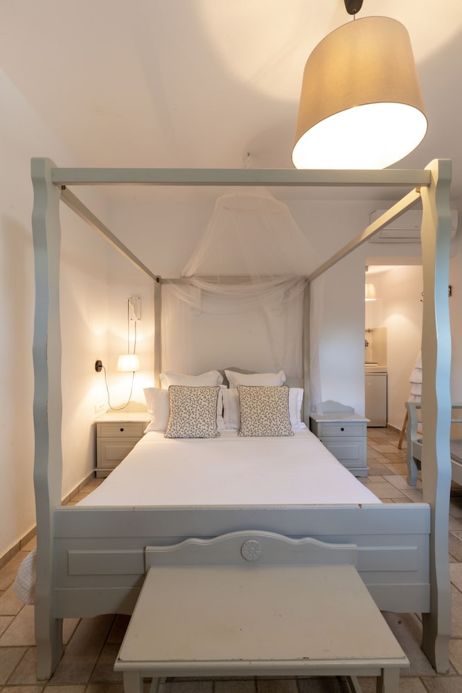 Athina Studios & Suites 17/50