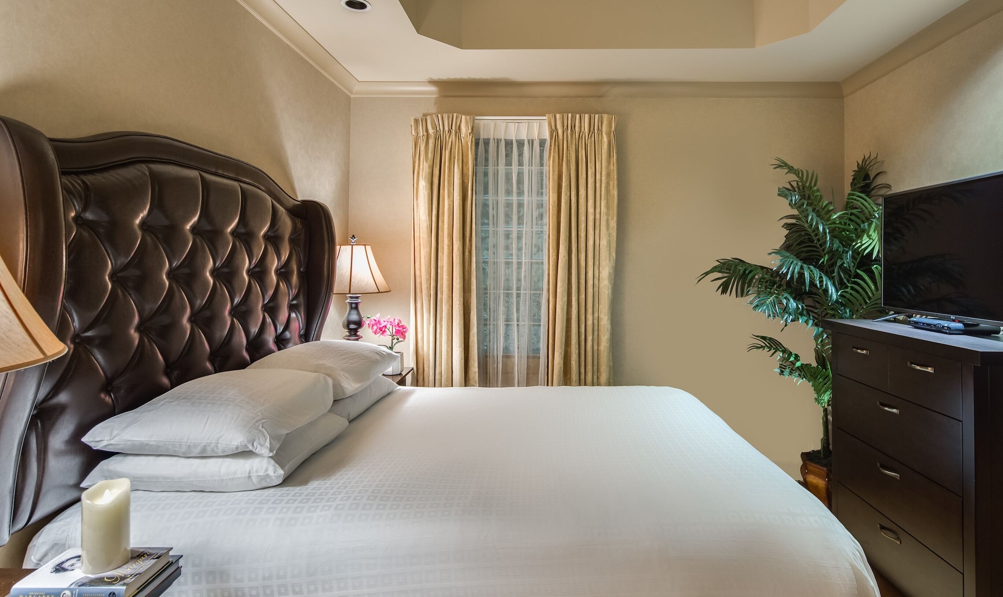 جناح بسرير كينج وسرير كوين بغرفتي نوم مع أريكة، The Royal Kelowna 3/8