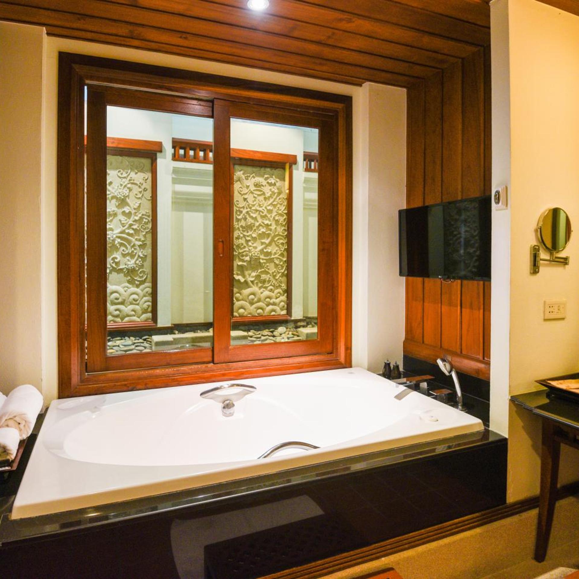 Executive Suite, Ratilanna Riverside Spa Resort Chiang Mai 6/6