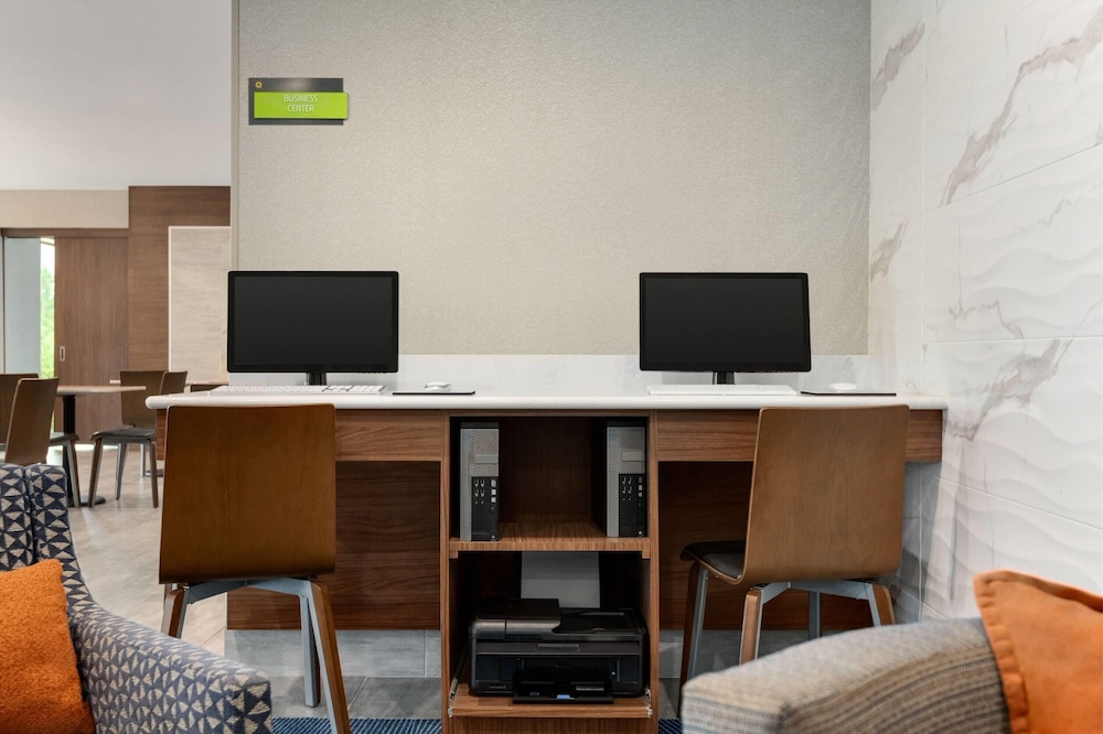 La Quinta Inn and Suites by Wyndham Montgomery 39/50