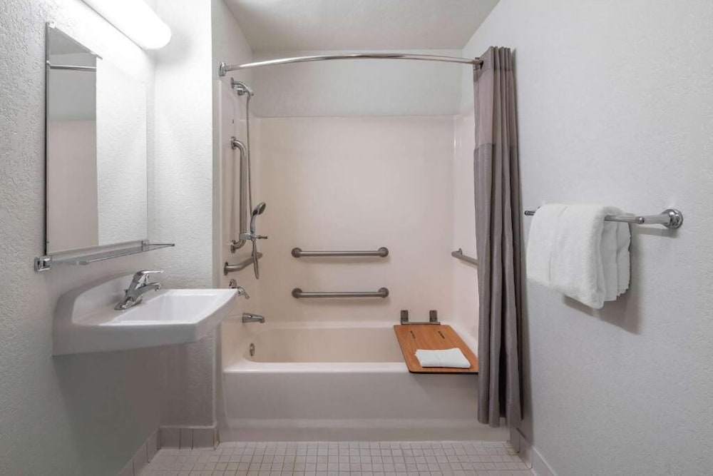 Motel6 Santa Barbara, CA - State Street 50/54