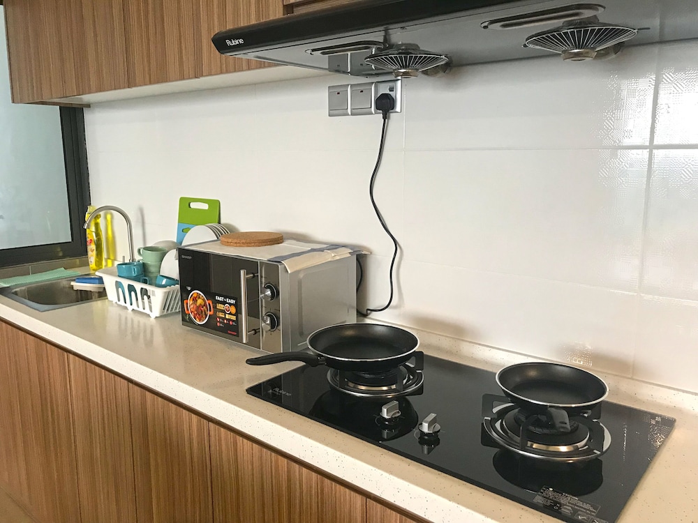 One Amerin Mall & Suites 11/50