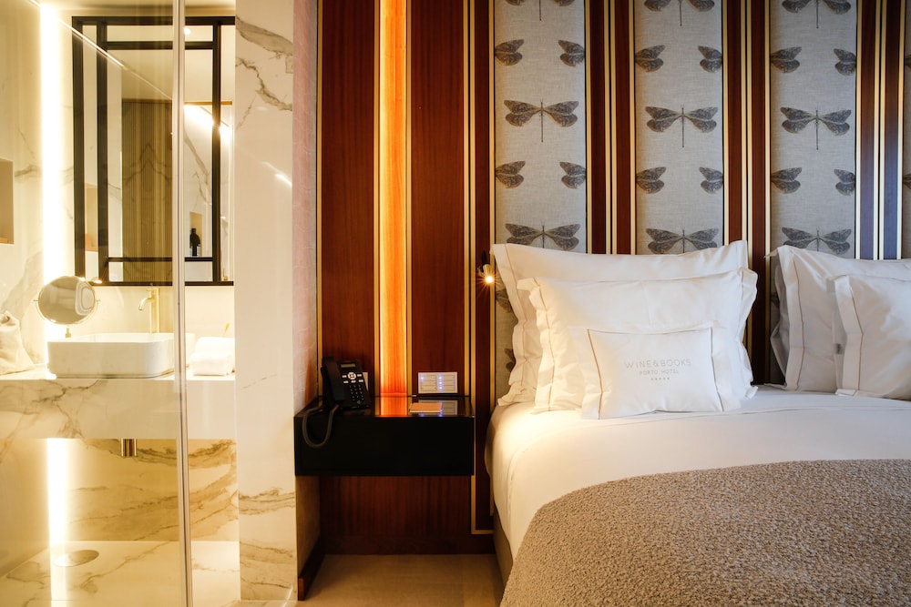 غرفة سوبيريور بسرير كينج بشرفة، Wine And Books Porto Hotel 5/5
