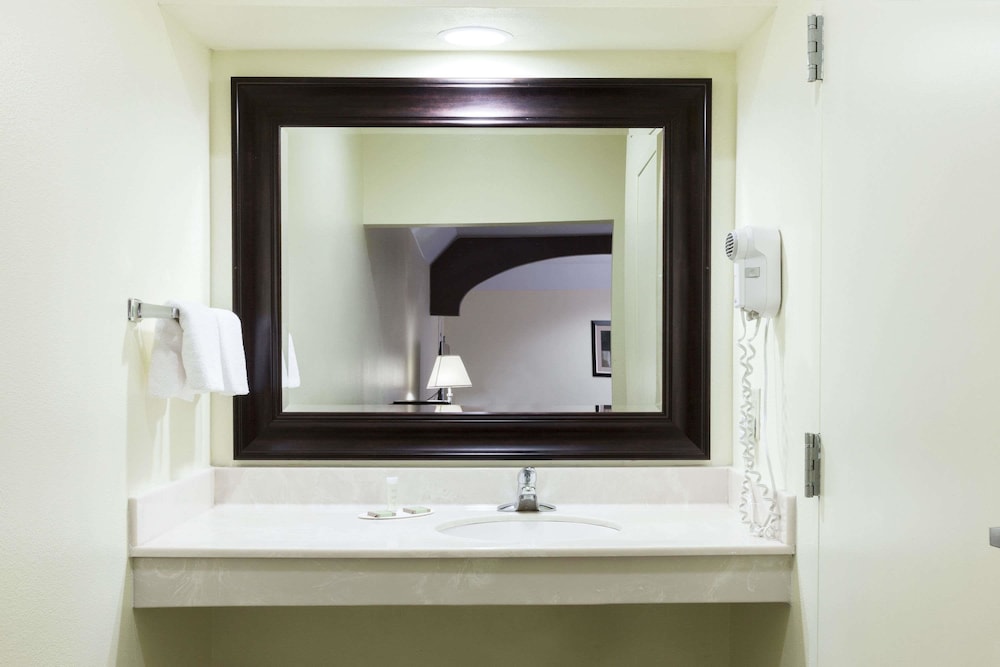 Super 8 by Wyndham Fairfield, TX 36/36