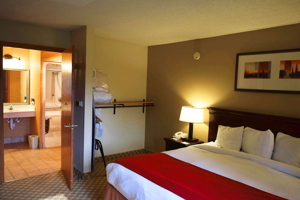 SUITE, KING BED, ACCESSIBLE